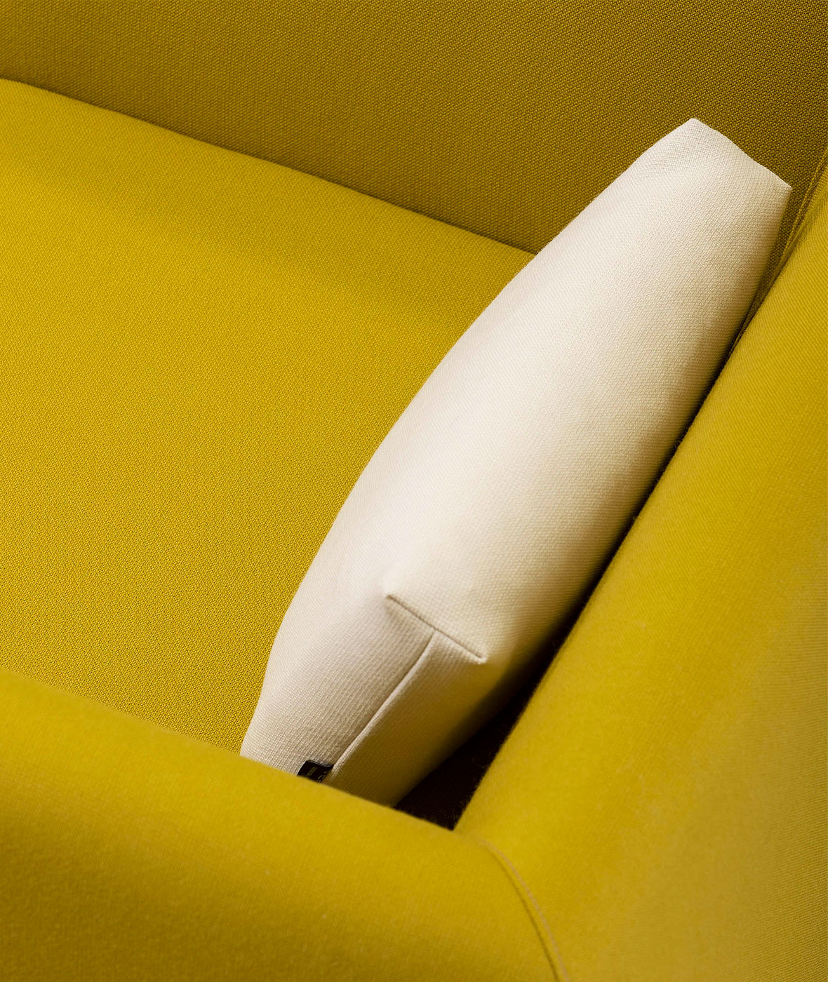 Dula armchair with upholstered armrests - Vergés