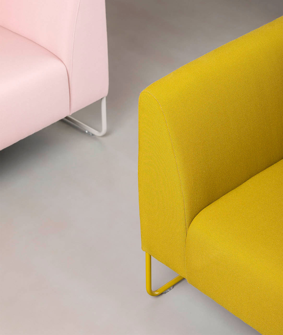 Dula armchair with upholstered armrests - Vergés