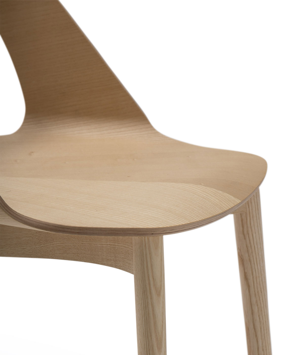 Goose chair Model D with wooden legs - Vergés