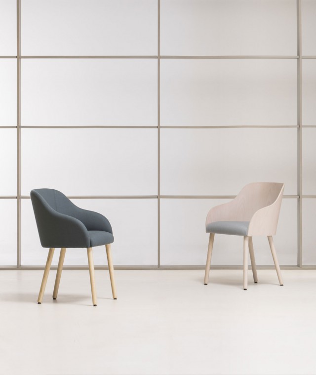 Vergés - Cistell Curve chair with armrests and wooden legs