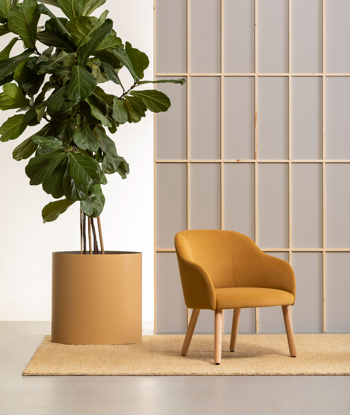 Cistell Curve chair with armrests and wooden legs - Vergés