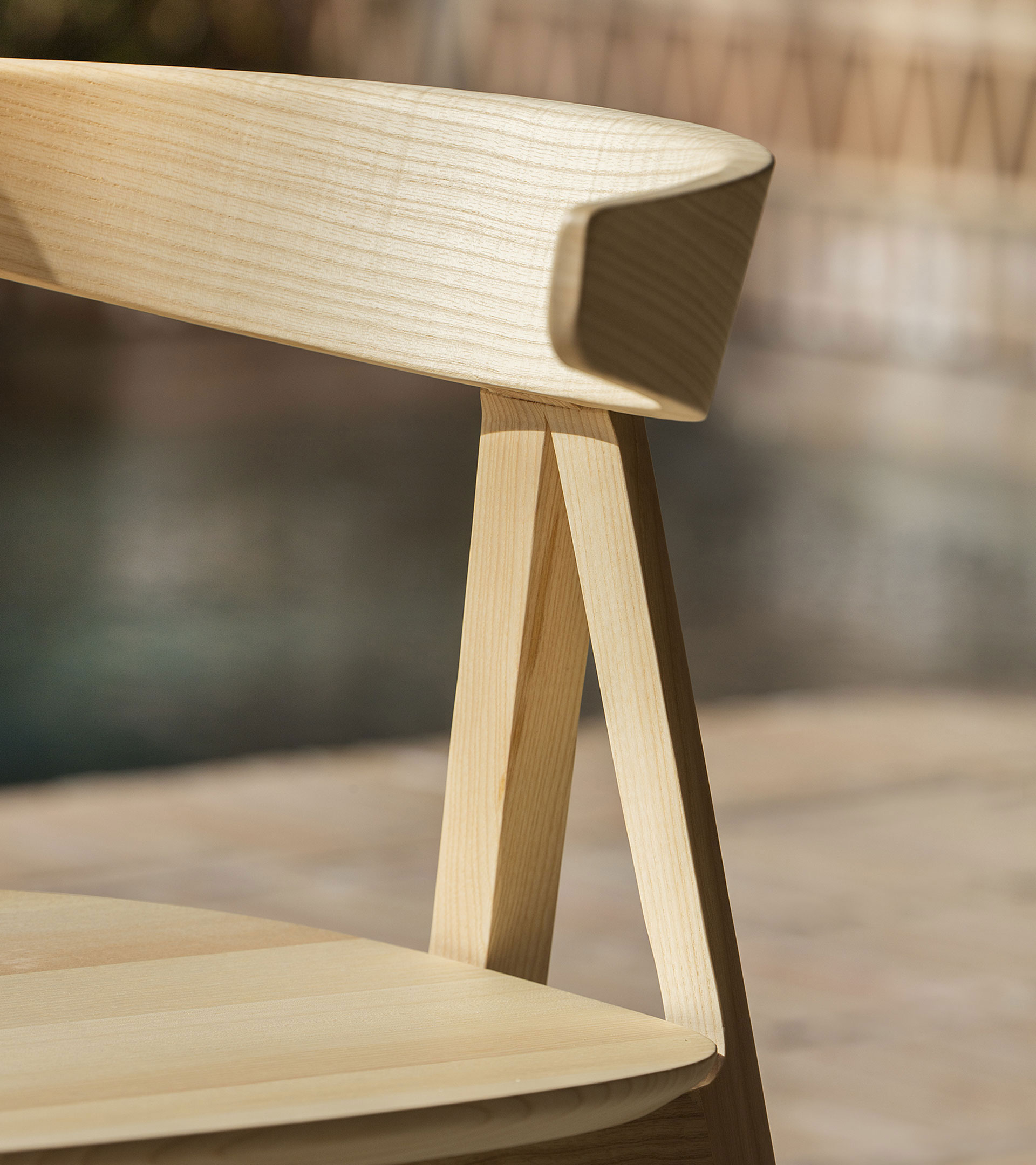 Cadira Compass amb potes de fusta - Vergés